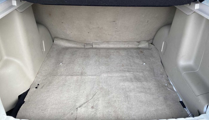 2014 Nissan Terrano XV D THP PREMIUM 110 PS, Diesel, Manual, 95,490 km, Boot Inside