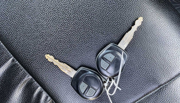 2017 Maruti Swift VXI O, Petrol, Manual, 75,594 km, Key Close Up