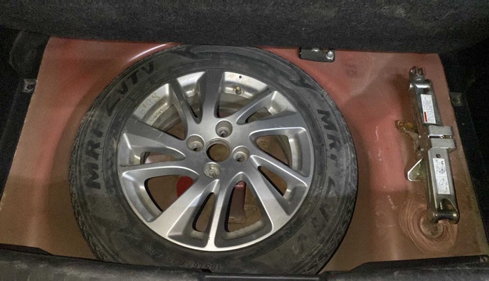 2011 Maruti Swift ZDI, Diesel, Manual, 1,18,252 km, Dicky (Boot door) - Jack missing