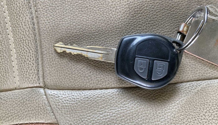 2015 Maruti Swift Dzire VDI ABS, Diesel, Manual, 1,18,604 km, Key Close Up