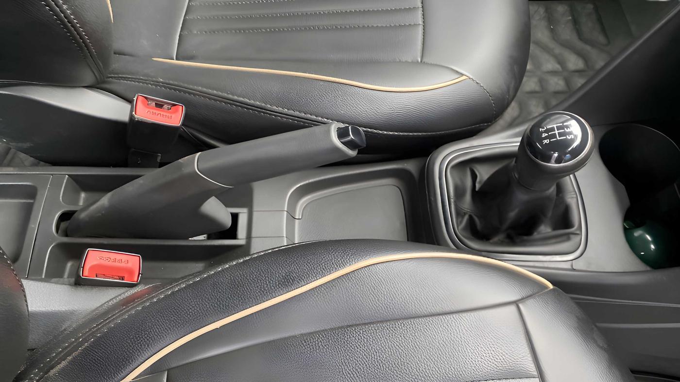 2019 Volkswagen Polo TRENDLINE 1.0L, Petrol, Manual, 57,617 km, Gear Lever
