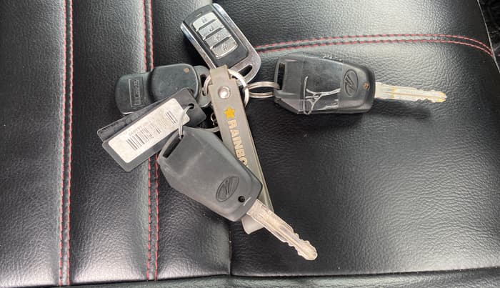 2016 Mahindra Kuv100 K4 PLUS 6 STR, Petrol, Manual, 65,758 km, Key Close Up