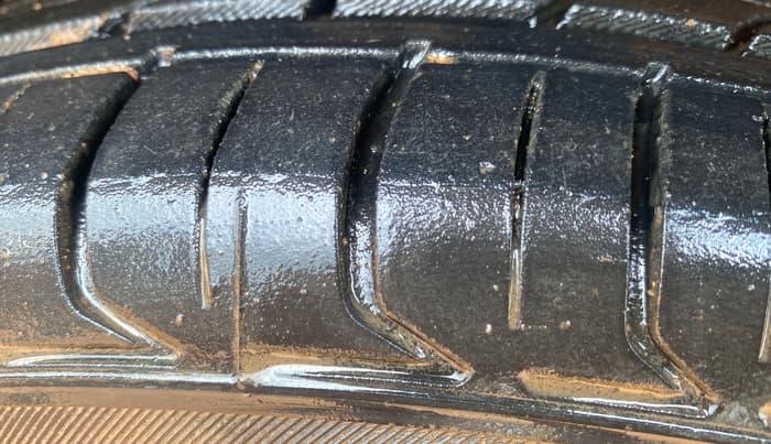2016 Mahindra Kuv100 K4 PLUS 6 STR, Petrol, Manual, 65,758 km, Left Front Tyre Tread
