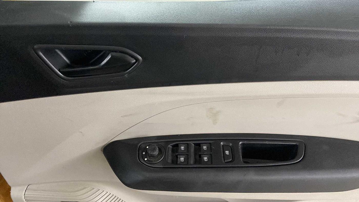 2019 Renault TRIBER RXT, Petrol, Manual, 24,048 km, Driver Side Door Panels Control