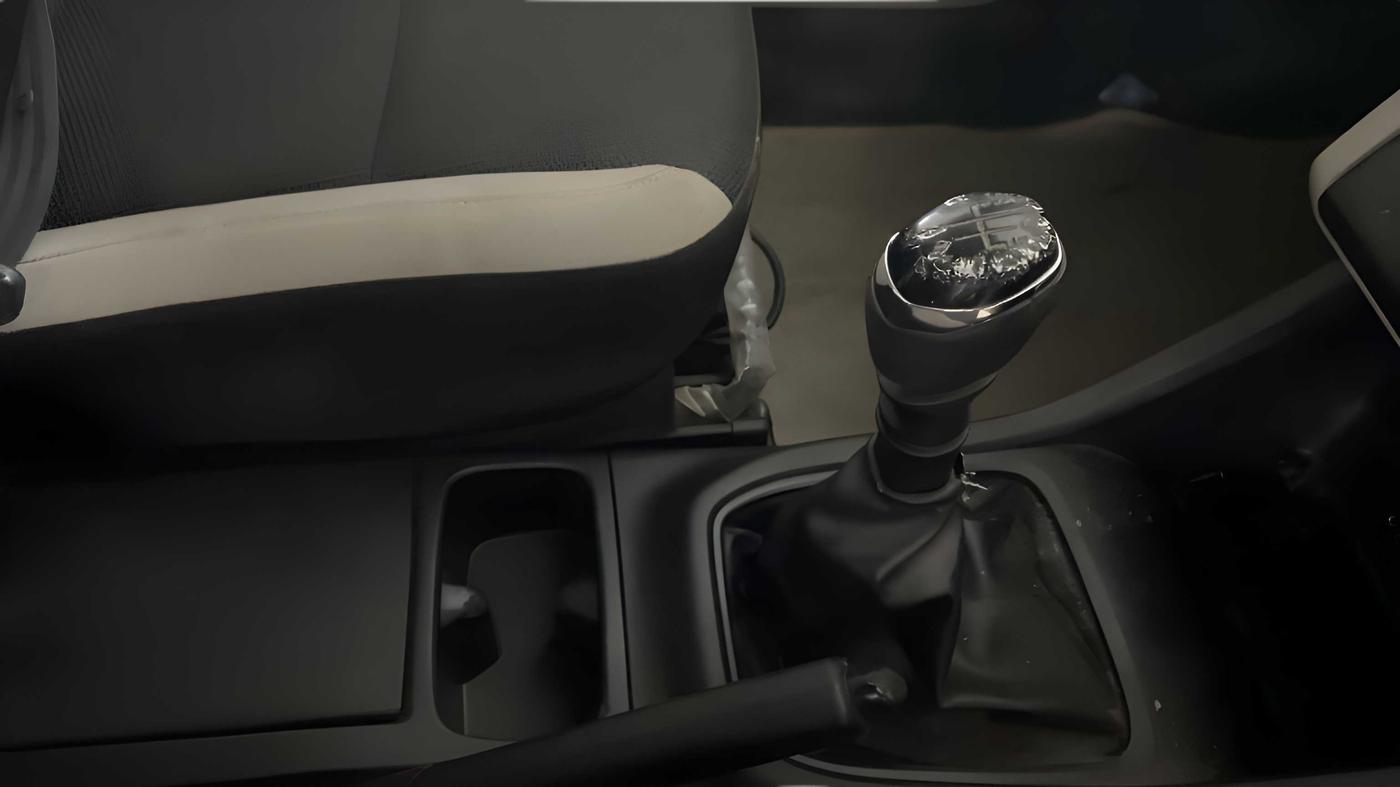 2019 Renault TRIBER RXT, Petrol, Manual, 24,048 km, Gear Lever