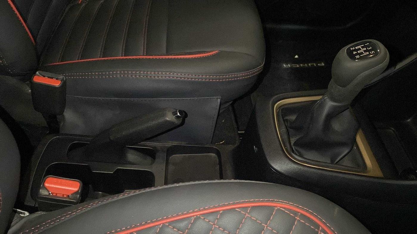 2022 Tata PUNCH ACCOMPLISHED MT, Petrol, Manual, 4,392 km, Gear Lever