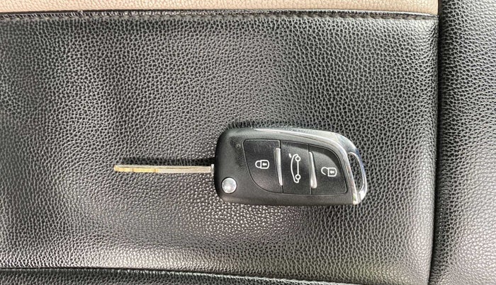 2018 Hyundai Xcent SX 1.2 CRDI, Diesel, Manual, 1,02,000 km, Key Close Up