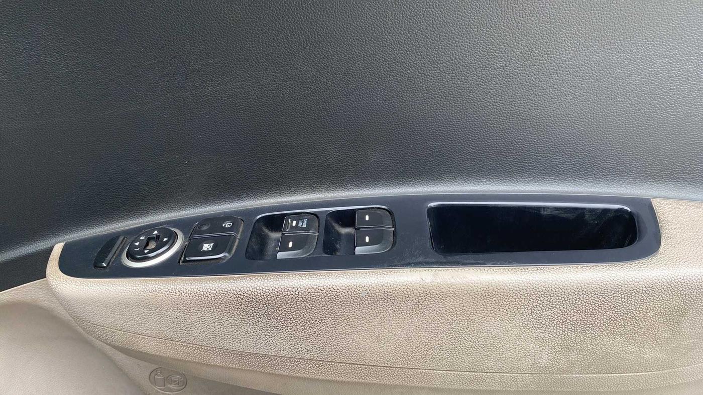 2018 Hyundai Xcent SX 1.2 CRDI, Diesel, Manual, 1,02,000 km, Driver Side Door Panels Control