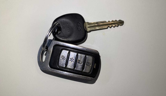 2017 Hyundai Eon ERA + SE, Petrol, Manual, 39,577 km, Key Close Up