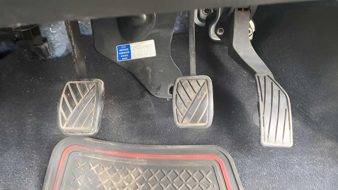 2016 Maruti Swift VXI O, Petrol, Manual, 65,033 km, Pedals