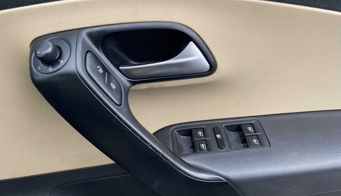 2015 Volkswagen Polo HIGHLINE1.2L, Petrol, Manual, 1,04,086 km, Driver Side Door Panels Control