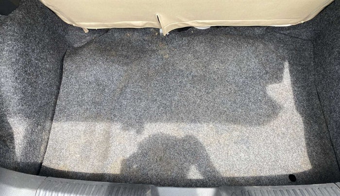 2015 Volkswagen Polo HIGHLINE1.2L, Petrol, Manual, 1,04,086 km, Boot Inside