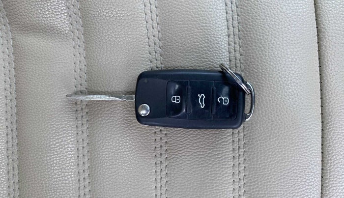 2015 Volkswagen Polo HIGHLINE1.2L, Petrol, Manual, 1,04,086 km, Key Close Up