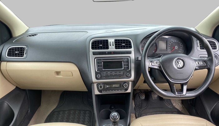 2015 Volkswagen Polo HIGHLINE1.2L, Petrol, Manual, 1,04,086 km, Dashboard