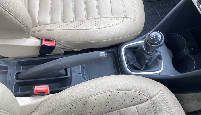 2015 Volkswagen Polo HIGHLINE1.2L, Petrol, Manual, 1,04,086 km, Gear Lever