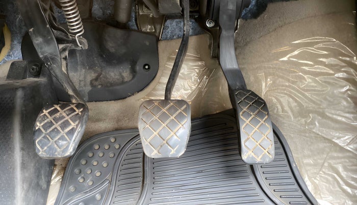 2015 Volkswagen Polo HIGHLINE1.2L, Petrol, Manual, 1,04,086 km, Pedals