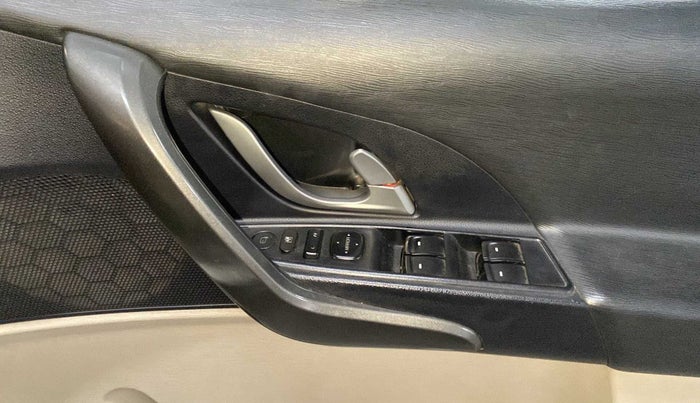 2017 Mahindra XUV500 W6 AT, Diesel, Automatic, 1,08,691 km, Driver Side Door Panels Control