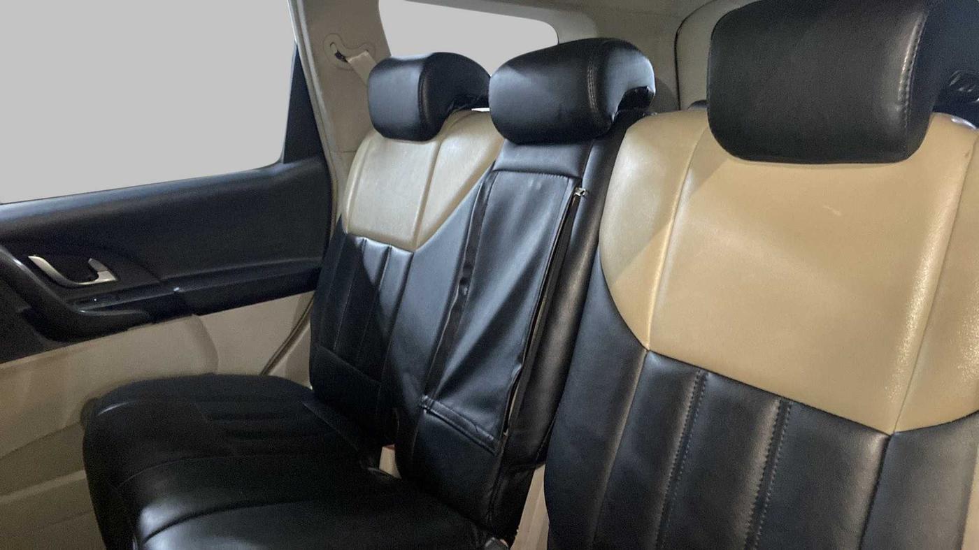 2017 Mahindra XUV500 W6 AT, Diesel, Automatic, 1,08,691 km, Right Side Rear Door Cabin