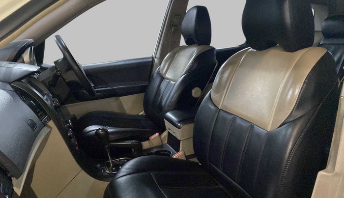 2017 Mahindra XUV500 W6 AT, Diesel, Automatic, 1,08,691 km, Right Side Front Door Cabin