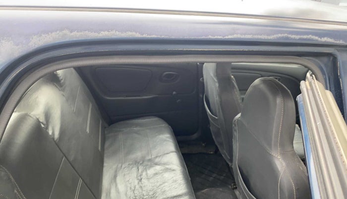 2010 Maruti Alto LXI, Petrol, Manual, 49,289 km, Right C pillar - Paint is slightly faded