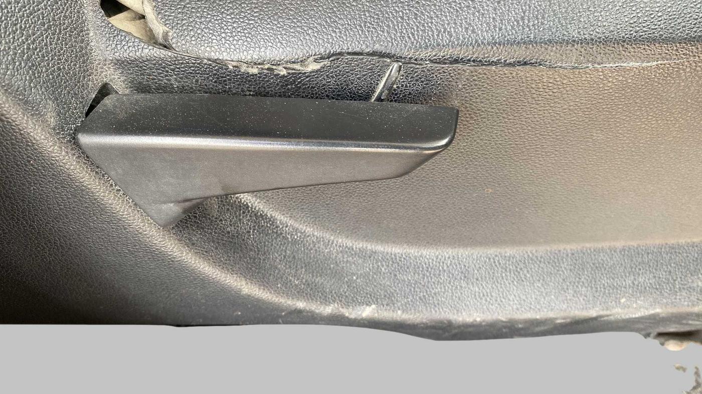 2016 Mahindra Kuv100 K4 6 STR, Petrol, Manual, 92,125 km, Driver Side Adjustment Panel