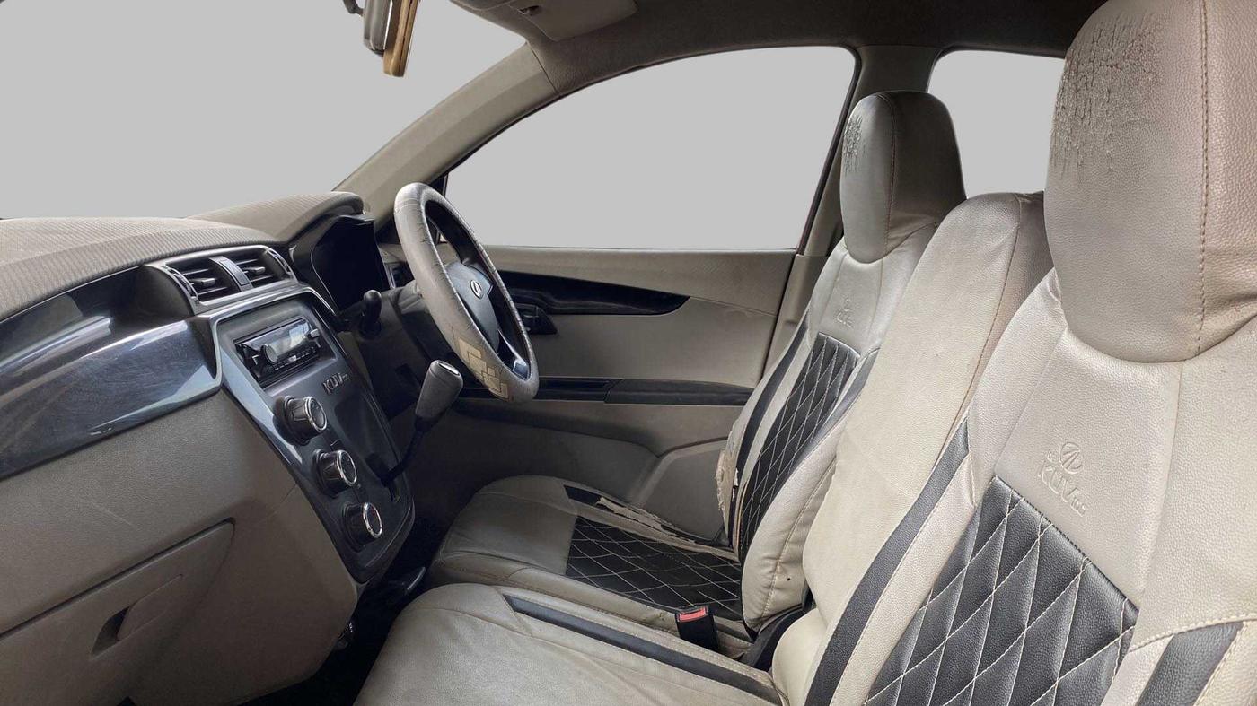 2016 Mahindra Kuv100 K4 6 STR, Petrol, Manual, 92,125 km, Right Side Front Door Cabin