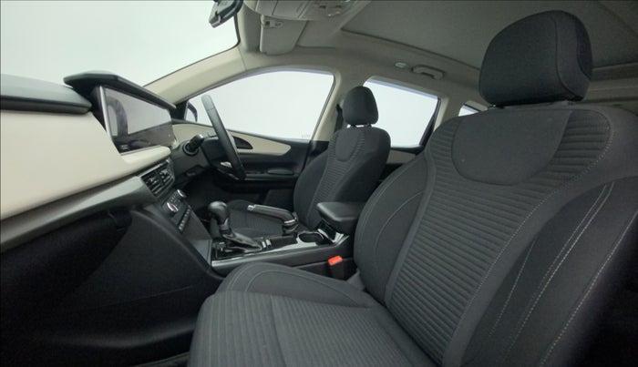 2022 Mahindra XUV700 AX 5 D AT 5 STR, Diesel, Automatic, 16,073 km, Right Side Front Door Cabin