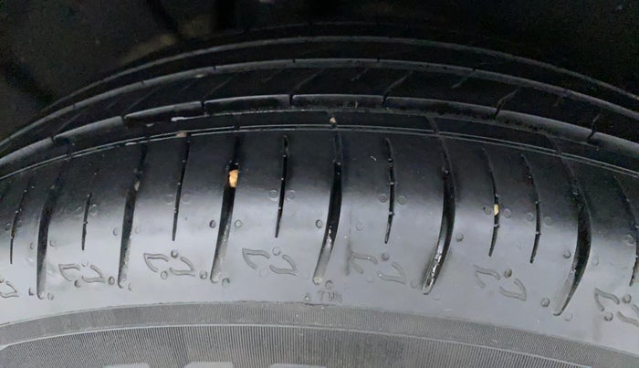 2022 Mahindra XUV700 AX 5 D AT 5 STR, Diesel, Automatic, 16,073 km, Right Rear Tyre Tread