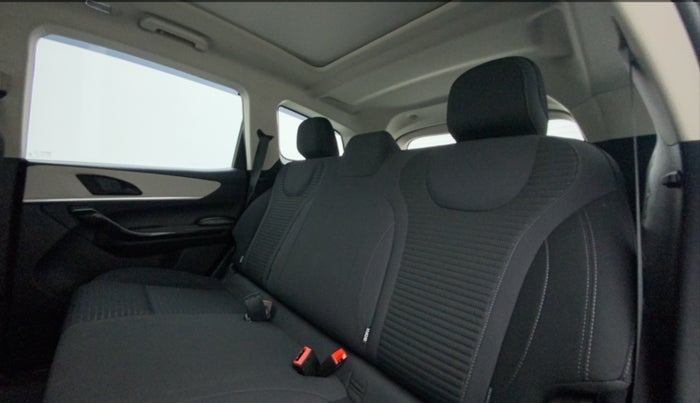 2022 Mahindra XUV700 AX 5 D AT 5 STR, Diesel, Automatic, 16,073 km, Right Side Rear Door Cabin