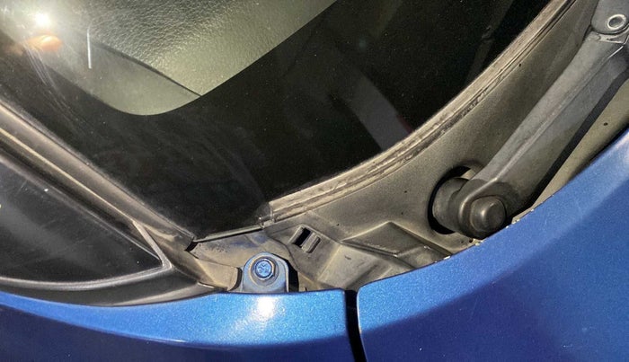 2017 Maruti IGNIS ZETA 1.2 AMT DUAL TONE, Petrol, Automatic, 67,242 km, Bonnet (hood) - Cowl vent panel has minor damage