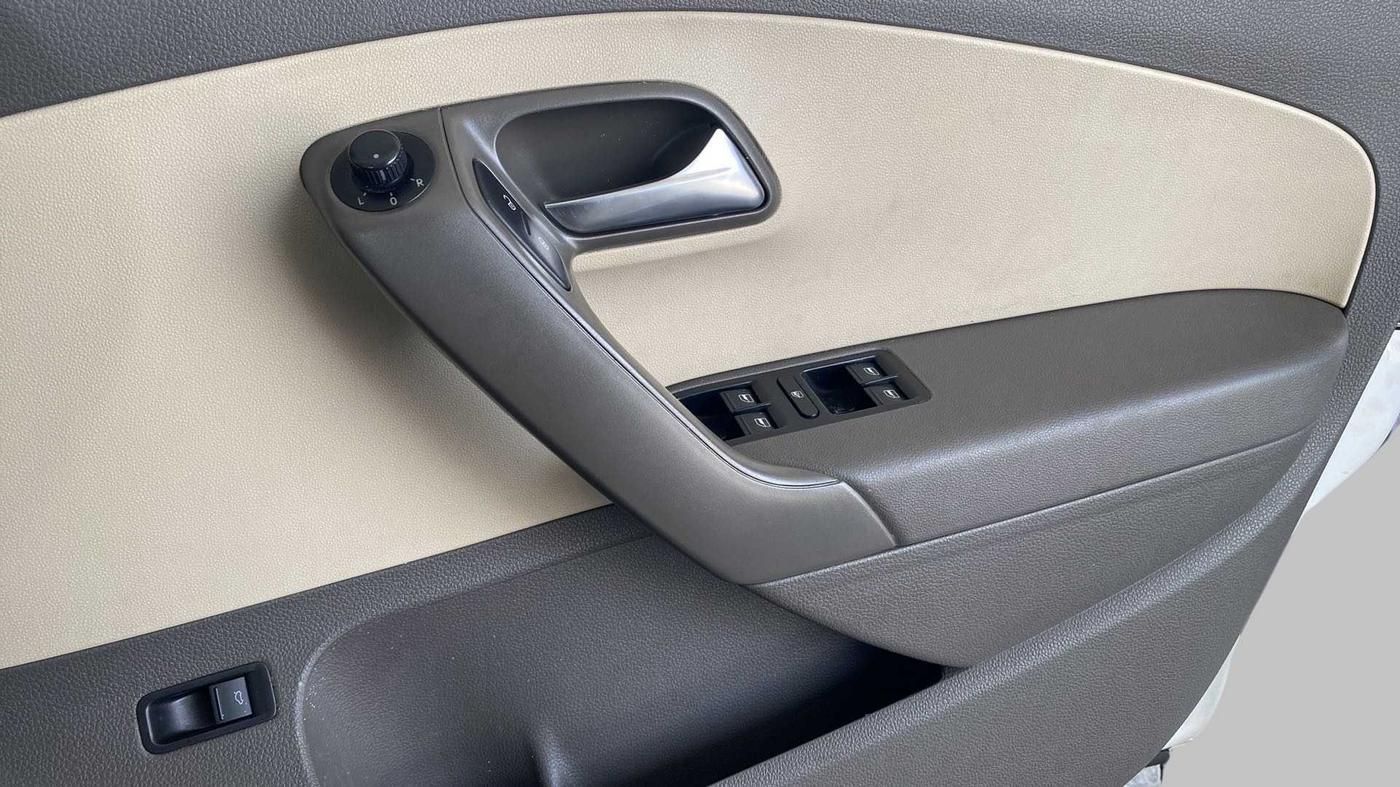 2015 Volkswagen Vento COMFORTLINE 1.2 TSI AT, Petrol, Automatic, 1,11,525 km, Driver Side Door Panels Control