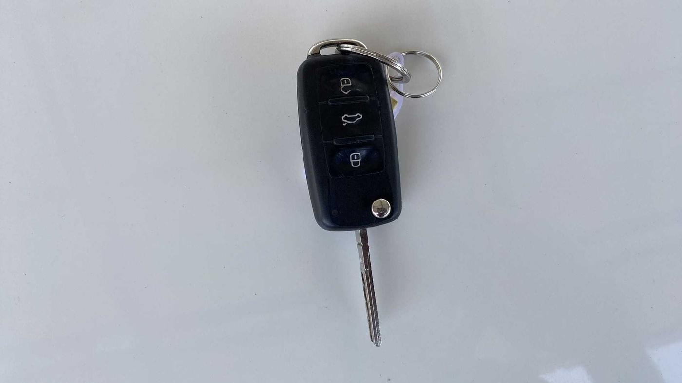 2015 Volkswagen Vento COMFORTLINE 1.2 TSI AT, Petrol, Automatic, 1,11,525 km, Key Close Up