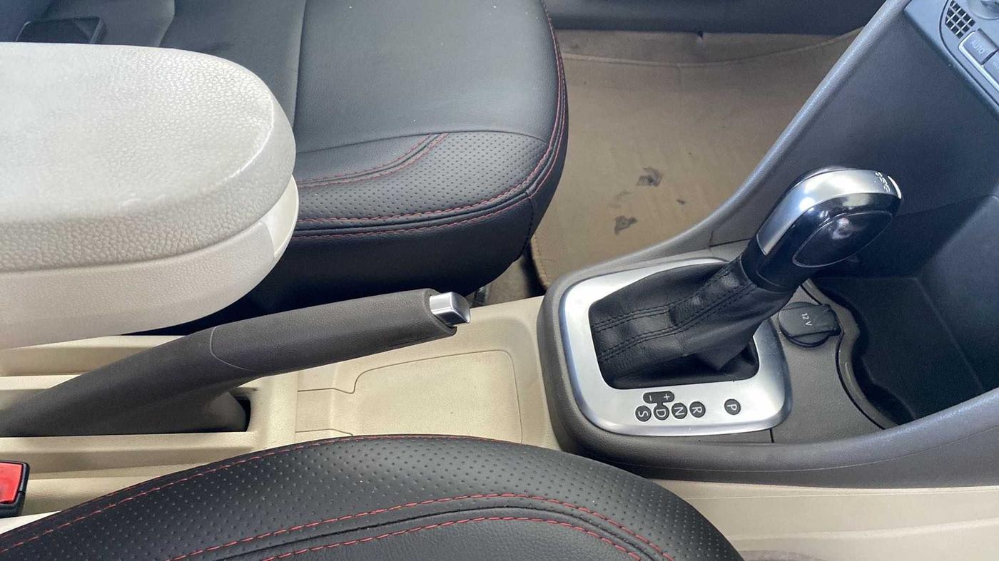 2015 Volkswagen Vento COMFORTLINE 1.2 TSI AT, Petrol, Automatic, 1,11,525 km, Gear Lever