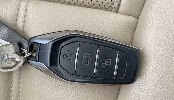 2018 Mahindra XUV500 W10 AT, Diesel, Automatic, 66,470 km, Key Close Up