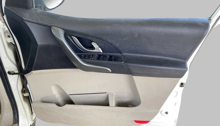 2018 Mahindra XUV500 W10 AT, Diesel, Automatic, 66,470 km, Driver Side Door Panels Control