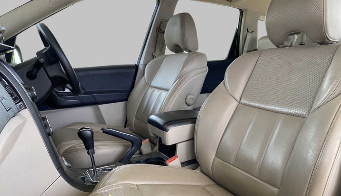 2018 Mahindra XUV500 W10 AT, Diesel, Automatic, 66,470 km, Right Side Front Door Cabin