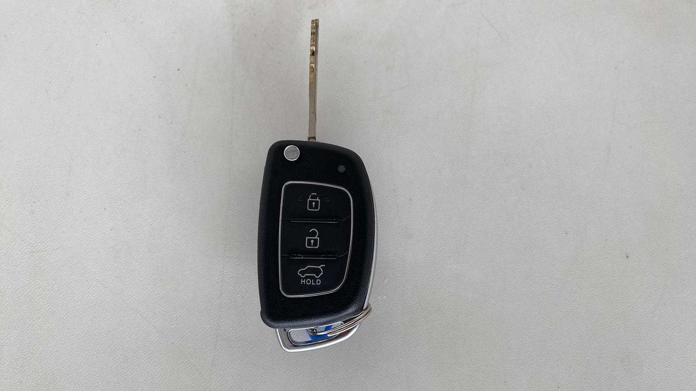 2016 Hyundai Xcent S 1.2, Petrol, Manual, 1,12,497 km, Key Close Up