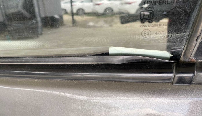 2017 Maruti Swift VDI, Diesel, Manual, 1,24,644 km, Rear left door - Weather strip has minor damage