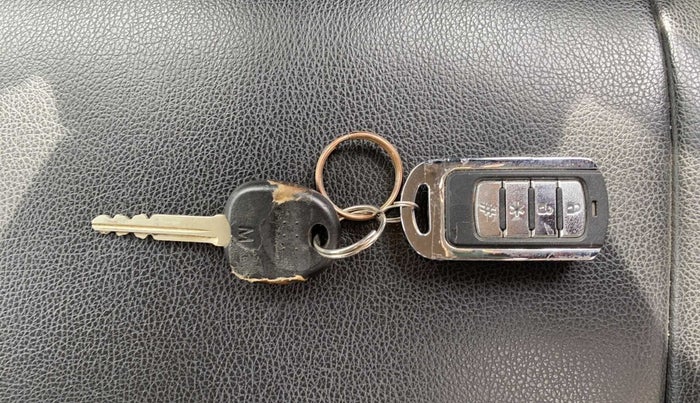 2018 Hyundai Xcent E+, CNG, Manual, 69,145 km, Key Close Up