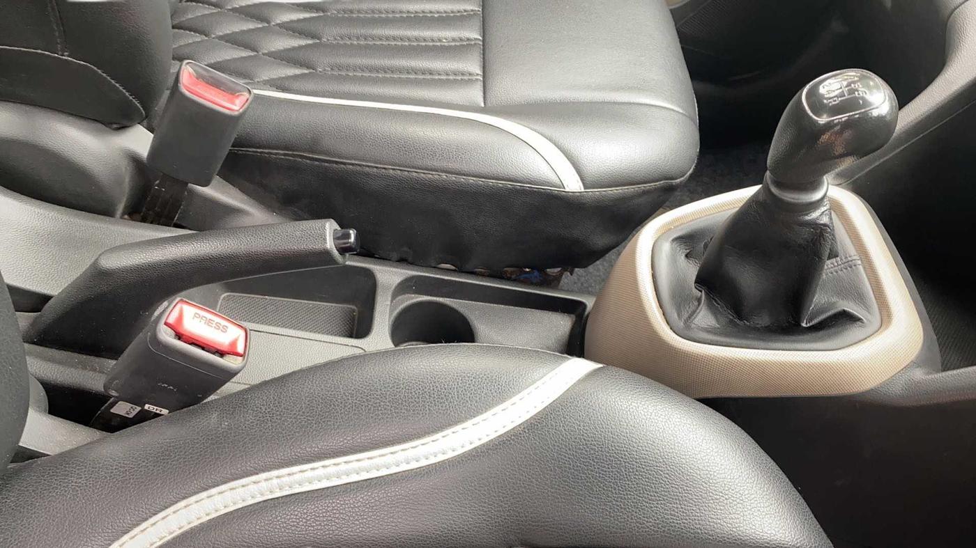 2018 Hyundai Xcent E+, CNG, Manual, 69,145 km, Gear Lever