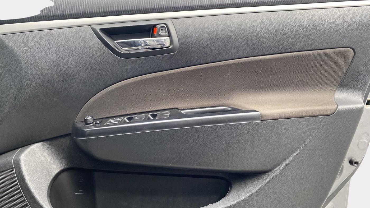 2016 Maruti Swift VXI, Petrol, Manual, 39,115 km, Driver Side Door Panels Control