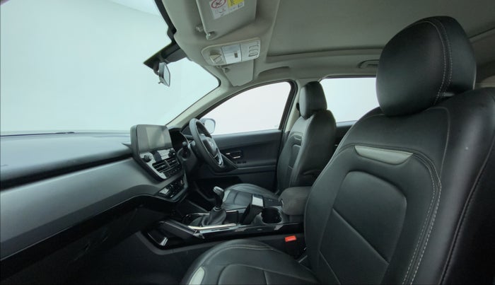 2022 Tata Harrier XT PLUS 2.0L KRYOTEC DARK EDITON, Diesel, Manual, 35,498 km, Right Side Front Door Cabin
