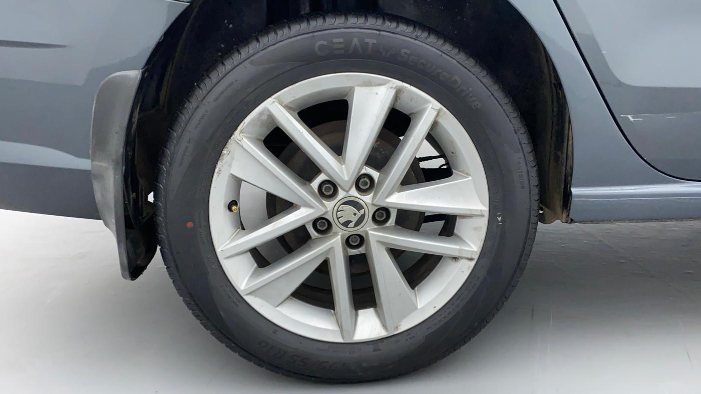 2017 Skoda Rapid STYLE 1.6 MPI, Petrol, Manual, 33,514 km, Right Rear Wheel