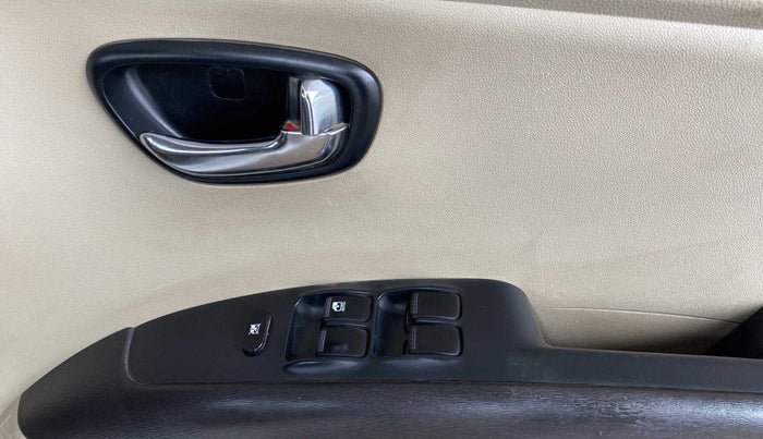 2016 Hyundai i10 SPORTZ 1.1, Petrol, Manual, 73,253 km, Driver Side Door Panels Control