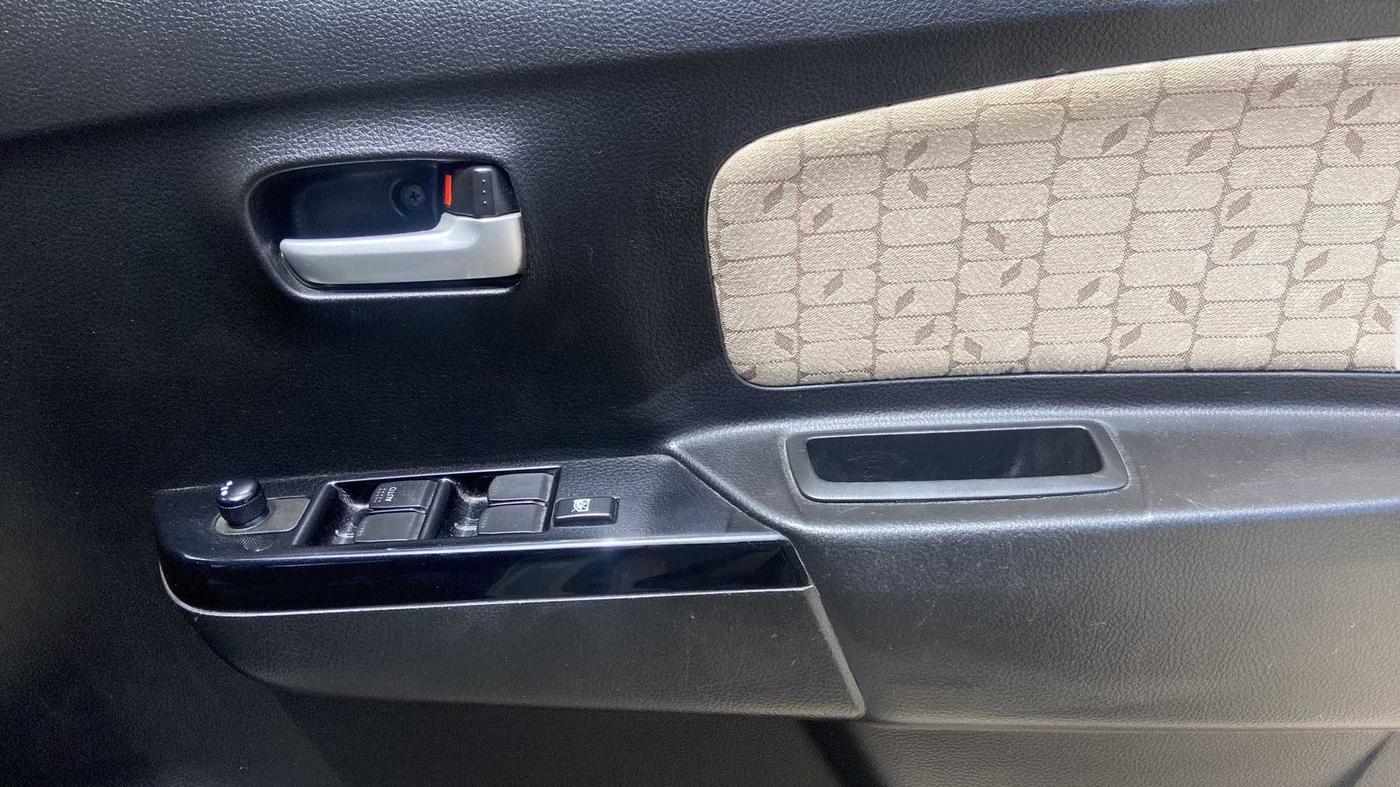 2017 Maruti Wagon R 1.0 VXI, Petrol, Manual, 15,993 km, Driver Side Door Panels Control