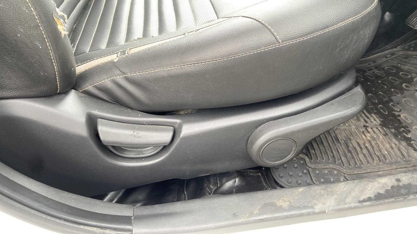 2017 Hyundai Xcent SX 1.2, Petrol, Manual, 65,482 km, Driver Side Adjustment Panel