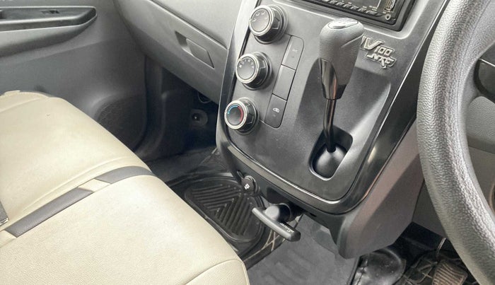 2017 Mahindra KUV 100 NXT K4+ P 6 STR, Petrol, Manual, 28,059 km, Gear Lever