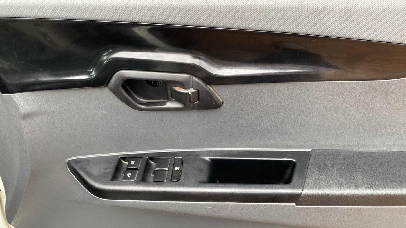 2017 Mahindra KUV 100 NXT K4+ P 6 STR, Petrol, Manual, 28,059 km, Driver Side Door Panels Control