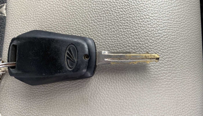 2017 Mahindra KUV 100 NXT K4+ P 6 STR, Petrol, Manual, 28,059 km, Key Close Up