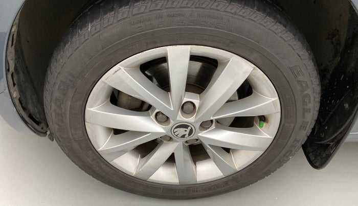2017 Skoda Octavia 2.0 TDI STYLE PLUS AT, Diesel, Automatic, 94,559 km, Left front tyre - Minor crack